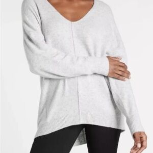 NWT $70 Women’s EXPRESS Seamed V-Neck Tunic Sweater - Silver Heather Gray - XS